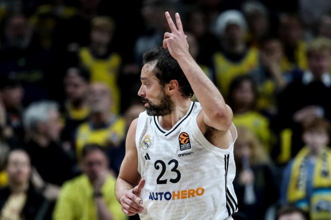 Sergio Llull celebra una canasta ante el Alba Berlín (Foto: EFE).