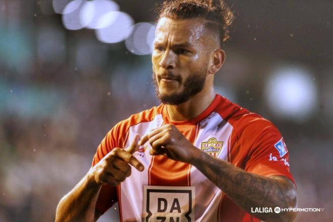 Luis Javier Suárez celebra un gol al Racing de Ferrol después de ser detenido (Foto: LALIGA).