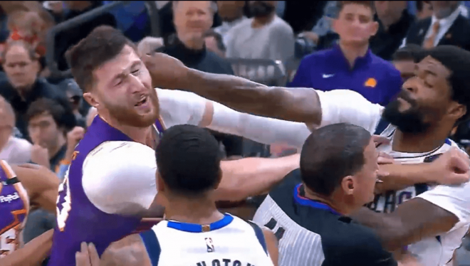 La pelea a puñetazos en el Suns-Mavericks.