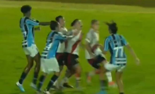 La pelea entre las jugadoras de Gremio y River Plate tras los gestos racistas de las argentinas.