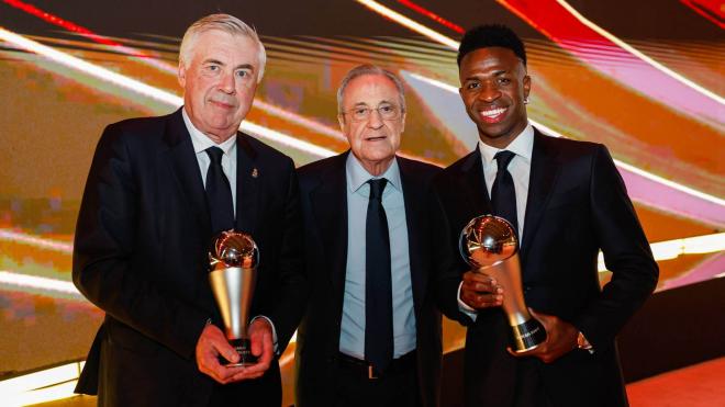 Carlo Ancelotti, Florentino Pérez y Vinicius en la gala del 'The Best' (Cordon Press)