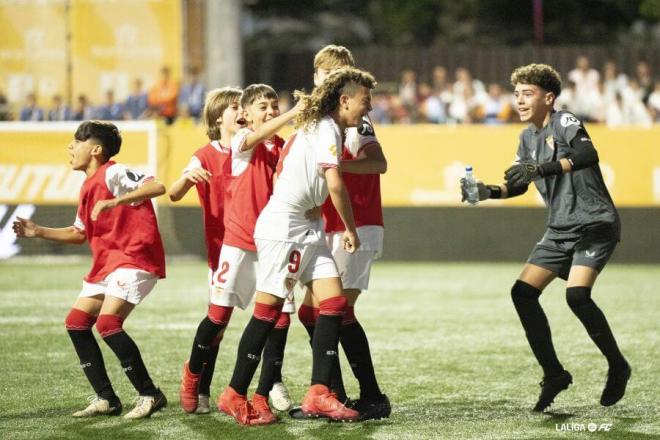 Los compañeros felicitan a un emocionado David Rosa (Foto: LALIGA).