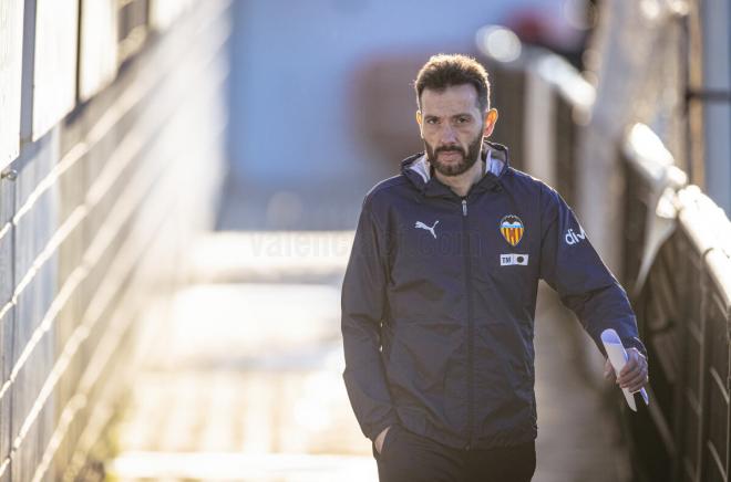 Carlos Corberán entrenando