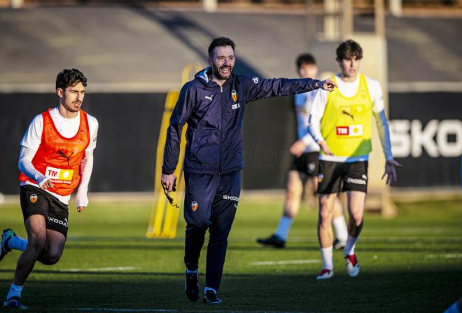 Carlos Corberán entrenando