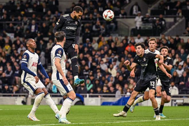 Juninho Viera remata de cabeza en un partido del Qarabag (foto: Cordón Press).