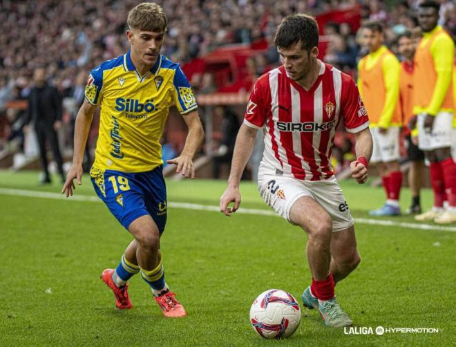 De la Rosa con Guille Rosas en el Sporting - Cádiz (Foto: LALIGA).