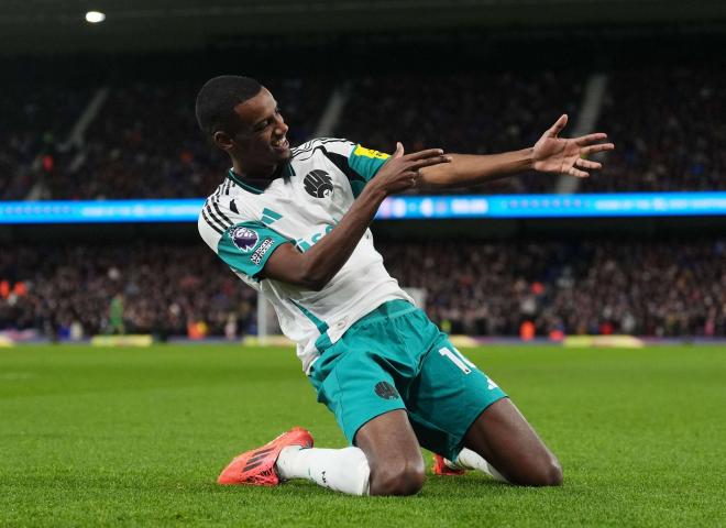 Alexander Isak celebra uno de sus goles con el Newcastle. (Foto: Cordon Press)