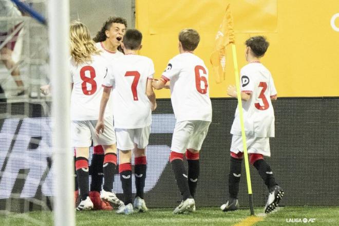 David Rosa celebra con sus compañeros uno de sus goles en la final (Foto: LALIGA).