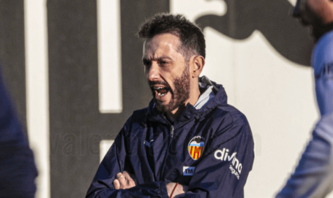 Carlos Corberán entrenando