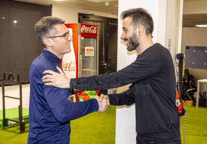 Carlos Corberán saluda a Chemanu, que sigue formando parte del cuerpo técnico