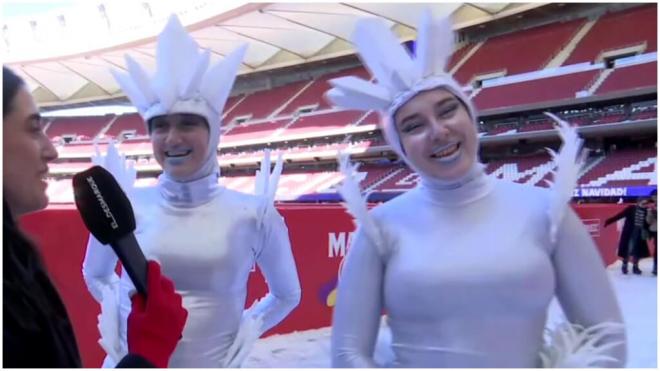 Las patinadores disfrazadas de copos de nieve en el Metropolitano.