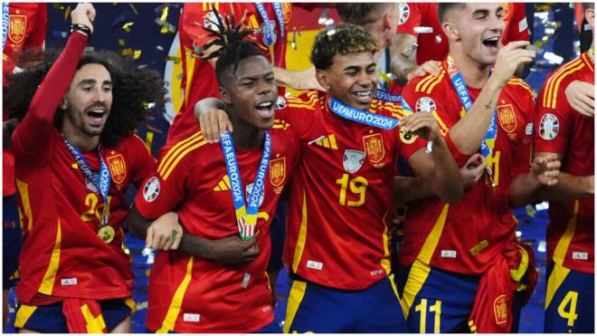 Nico Williams y Lamine Yamal celebrando la Eurocopa. (Fuente: Cordon Press)