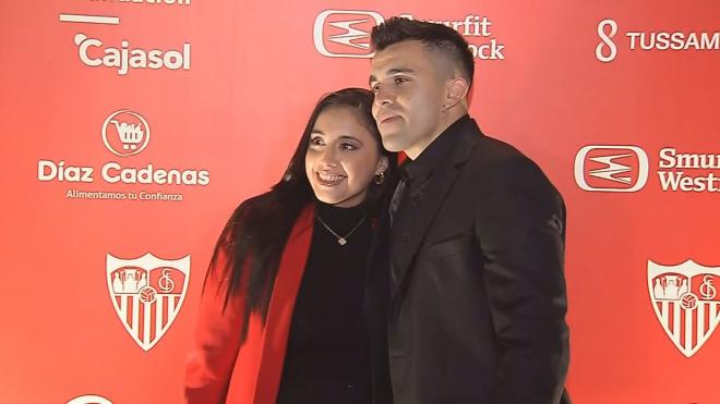 Marcos Acuña, junto a su pareja, en la previa de la cena.