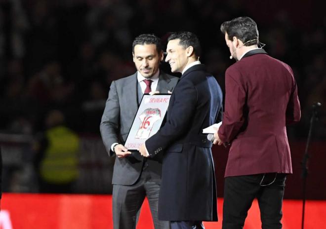 Jesús Navas recibe el dorsal de leyenda con el Sevilla (Foto: Kiko Hurtado).