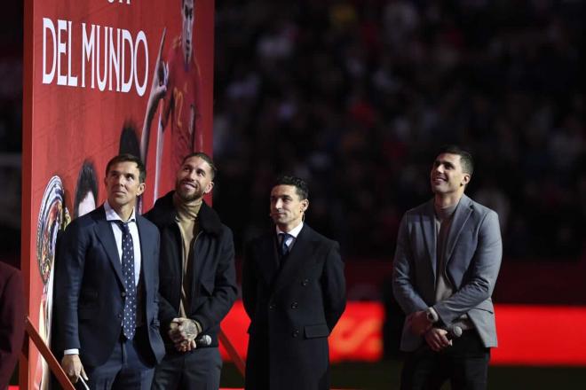 Rodri, Sergio Ramos y Marchena, con Jesús Navas en el homenaje (Foto: Kiko Hurtado).