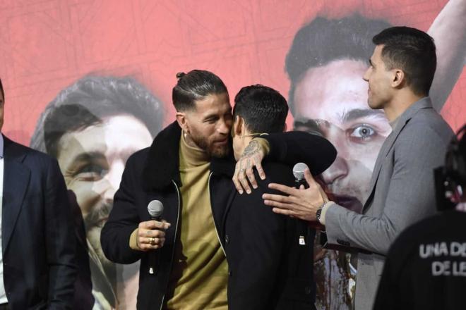 Sergio Ramos abraza a Jesús Navas en su homenaje en el Sevilla (Foto: Kiko Hurtado).