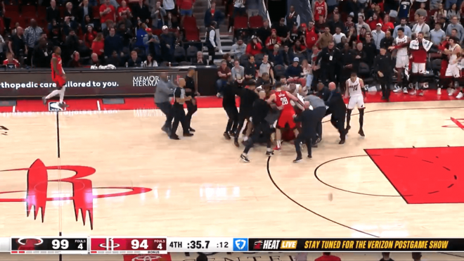 Captura de la pelea entre Tyler Herro y Amen Thompson.