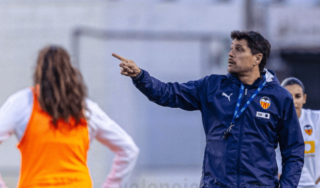 Cristian Toro cortó por lo sano en el VCF Femenino