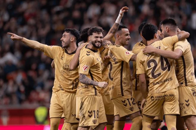 El Málaga celebra la victoria en Gijón. (Foto: MCF)