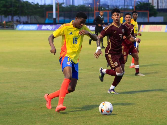 Keimer Sandoval, jugando con la sub20 (Foto: @FCFSeleccionCol)