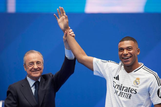 Florentino Pérez y Mbappé en su presentación en el Bernabéu (Cordon Press)