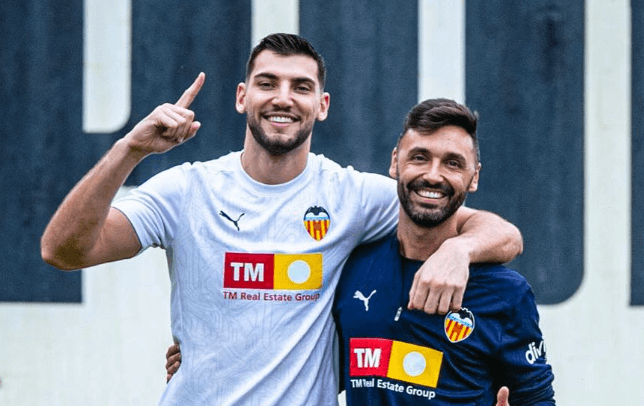 Rafa Mir con un recuperador del Valencia CF