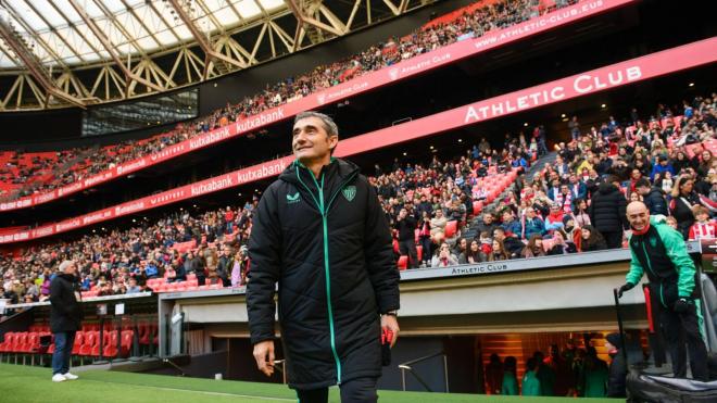 Ernesto Valverde sale ante la afición en San Mamés (Foto: Athletic Club).