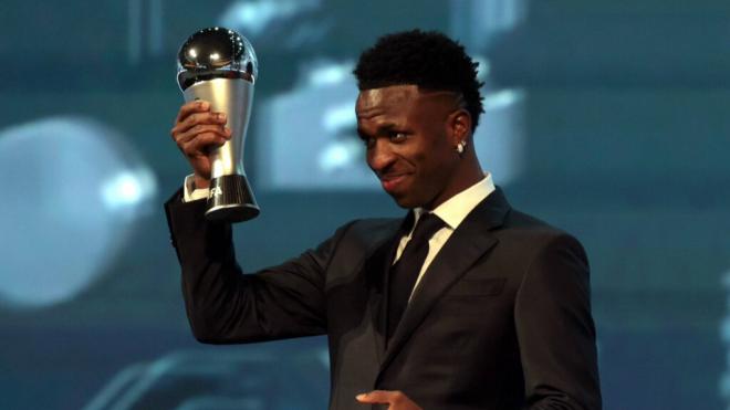 Vinicius Jr levantando el premio The Best (Fuente: Cordon Press)