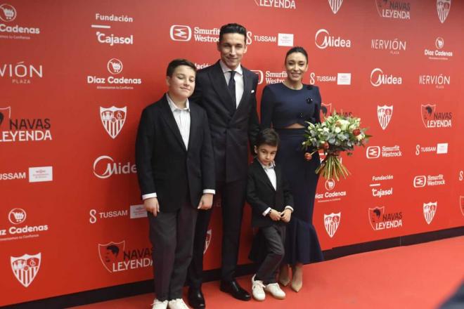 Jesús Navas, junto a su familia en el acto de su despedida (Foto: Kiko Hurtado)