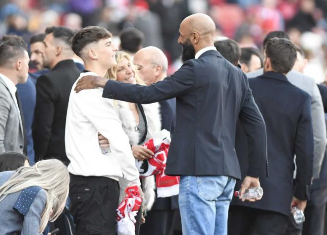 Aitor Puerta y Fréderic Kanouté en el homenaje a Jesús Navas (Foto: Kiko Hurtado)