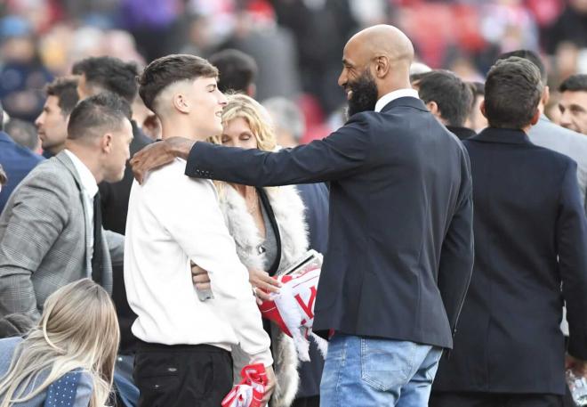 Aitor Puerta y Fréderic Kanouté en el homenaje a Jesús Navas (Foto: Kiko Hurtado)