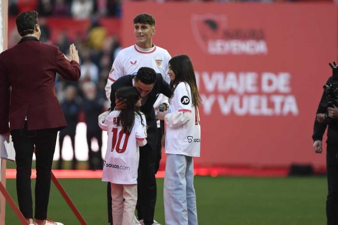 El hijo de Puerta y las niñas de Reyes, en el homenaje a Jesús Navas (Foto: Kiko Hurtado)