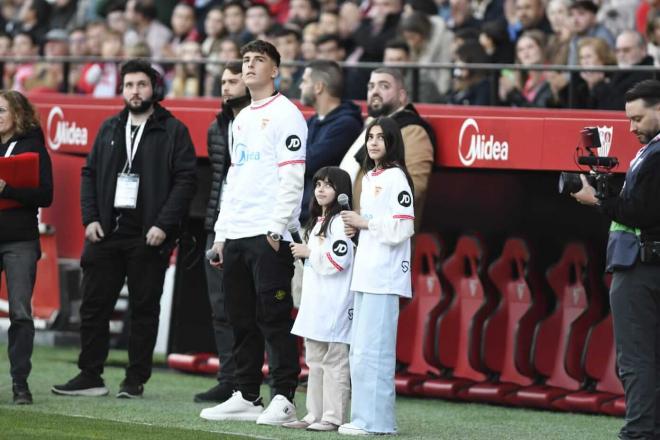 El hijo de Puerta y las niñas de Reyes, en el homenaje a Jesús Navas (Foto: Kiko Hurtado)