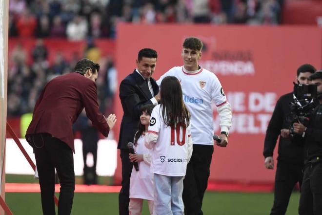 El hijo de Puerta y las niñas de Reyes, en el homenaje a Jesús Navas (Foto: Kiko Hurtado).