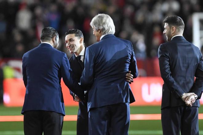 Jesús Navas, saludando a Manuel Pellegrini (Foto: Kiko Hurtado).