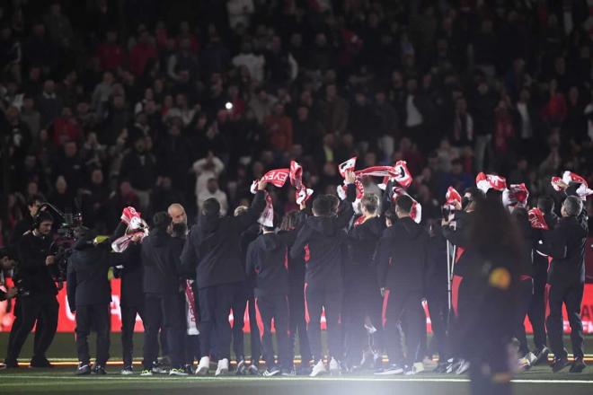 Los campeones de LALIGA FC Futures, celebrando el título en el Sánchez-Pizjuán (Foto: Kiko Hurtado).