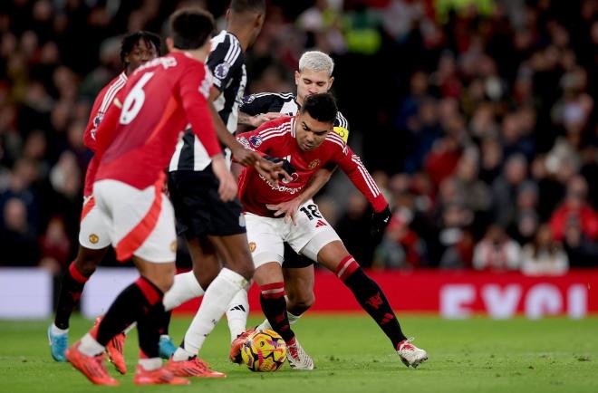 Casemiro trata de controlar un balón en un partido del Manchester United (FOTO: Europa Press).