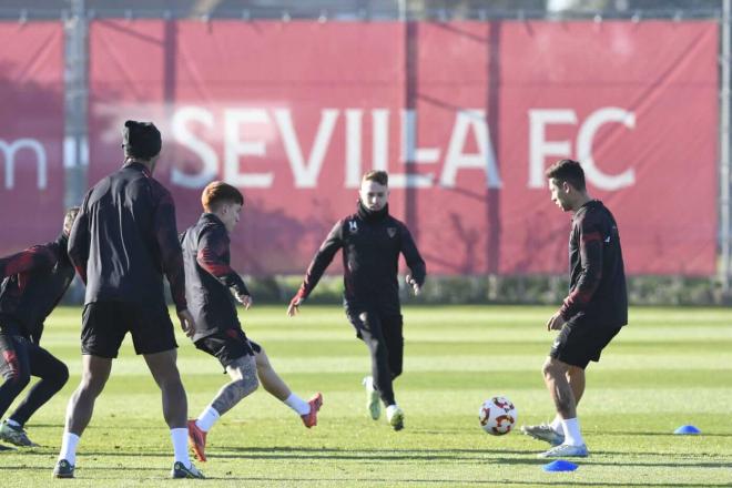 Valentín Barco, Peque y Gonzalo Montiel en el entrenamiento del Sevilla FC (foto: Kiko Hurtado).