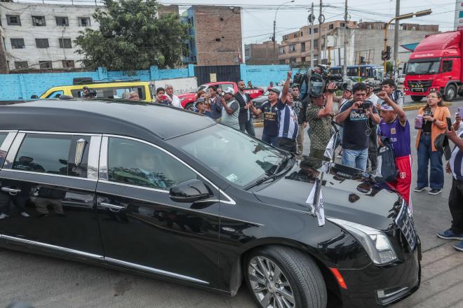 Aficionados presentando sus últimos respetos al campeón peruano. (Foto CordonPress)