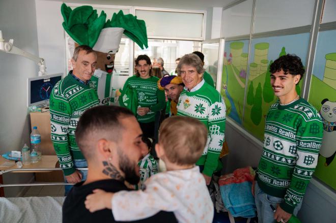 Imagen de una de las visitas del Real Betis a los hospitales (foto: RBB).