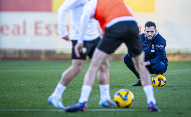 Carlos Corberán observa el entrenamiento