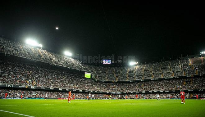 Mestalla de noche en un partido del Valencia CF