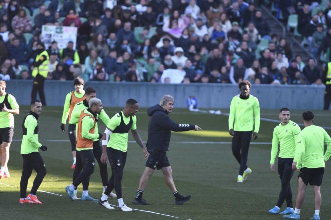 Manuel Pellegrini señala una acción en el entrenamiento del Betis (Foto: Kiko Hurtado).