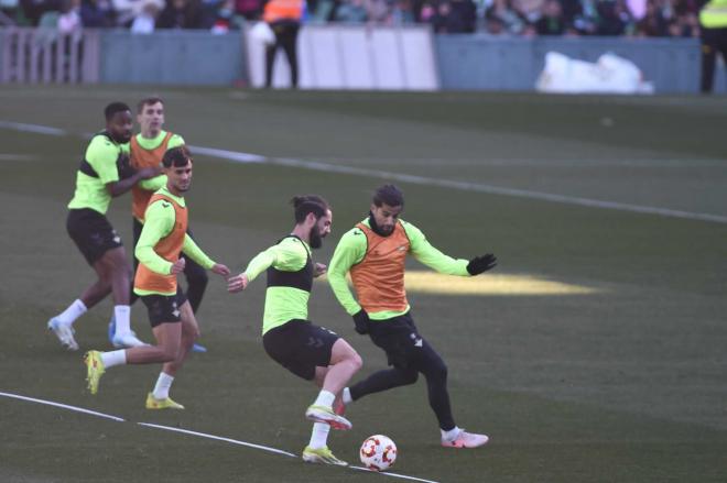 Isco Alarcón encara a Ricardo Rodríguez en el entrenamiento del Betis (Foto: Kiko Hurtado).