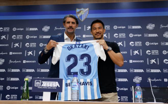 Caminero y Shinji Okazaki, en su presentación con el Málaga (Málaga CF)