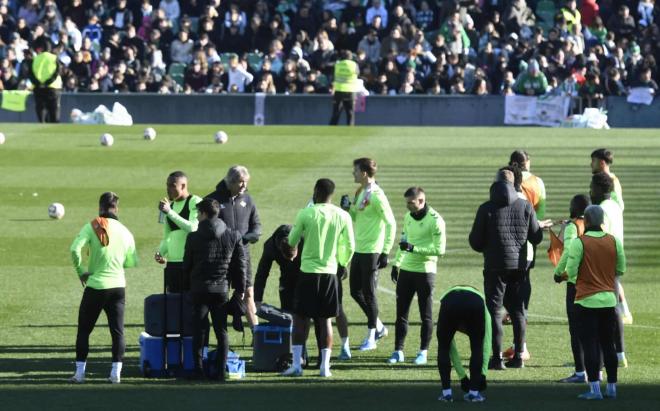 Manuel Pellegrini con sus futbolistas (foto: Kiko Hurtado).