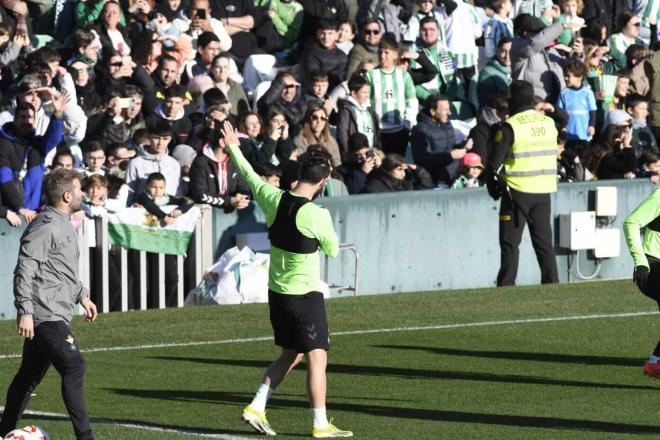 Isco Alarcón saluda a los aficionados del Betis (foto: Kiko Hurtado).