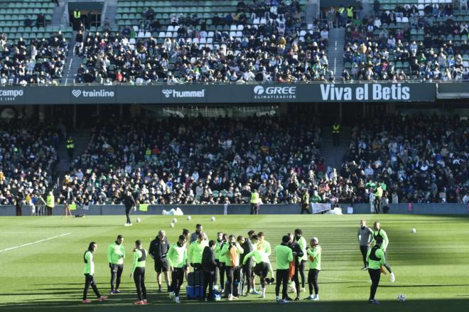 El Betis, entrenando a puerta abierta en el Benito Villamarín (Foto: Kiko Hurtado).