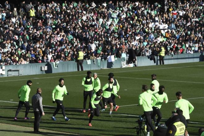 El Betis, entrenando a puerta abierta en el Benito Villamarín (Foto: Kiko Hurtado).