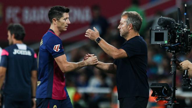 Robert Lewandowski y Hansi Flick, en un partido del FC Barcelona (Cordon Press)